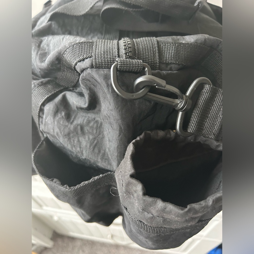 Tommy Bahama black travel duffle bag with hand and shoulder straps - Picture 4 of 10